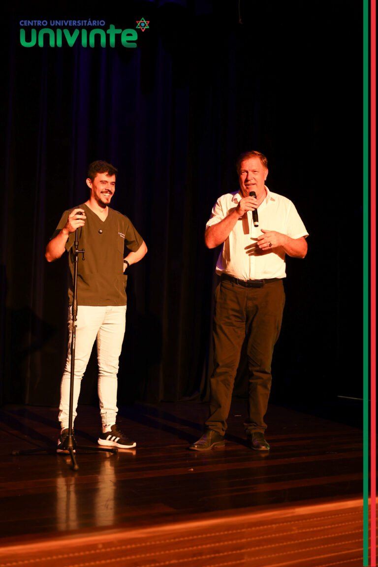 Show do Enfermeiro Sincero encerra a Semana Acadêmica de Enfermagem com muitas risadas e identificação